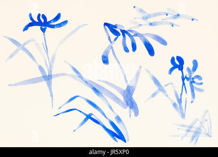 La formazione di disegno in stile suibokuga con vernici ad acquerello - schizzi di fiori blu su avorio carta colorata Foto Stock