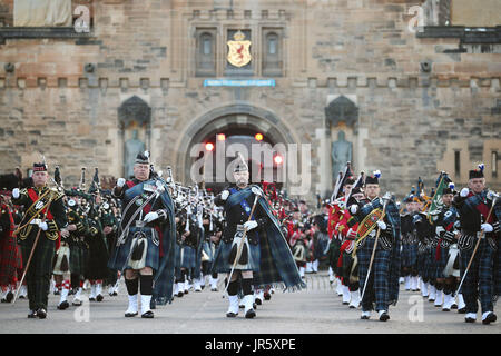 Il ammassato pifferi e tamburi durante il Royal Edinburgh Tattoo militare preview serata al Castello di Edimburgo. Foto Stock