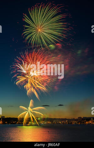 Canada's 150th. anniversario è stato celebrato da uno spettacolare gioco di fuochi pirotecnici oltre Kempenfelt Bay in Barrie, Ontario, Canada il 1 luglio 2017. Foto Stock