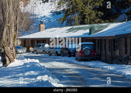 Pass Danseys Coach Inn (1862) e in inverno la neve, Danseys Pass di Central Otago, Isola del Sud, Nuova Zelanda Foto Stock