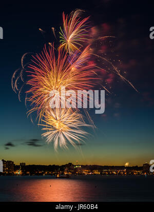 Canada's 150th. anniversario è stato celebrato da uno spettacolare gioco di fuochi pirotecnici oltre Kempenfelt Bay in Barrie, Ontario, Canada il 1 luglio 2017. Foto Stock