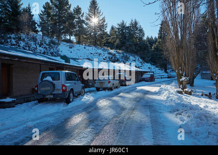 Pass Danseys Coach Inn (1862) e in inverno la neve, Danseys Pass di Central Otago, Isola del Sud, Nuova Zelanda Foto Stock