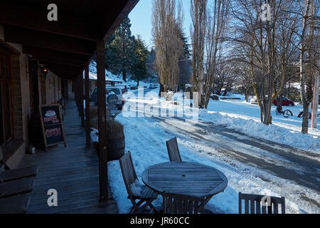 Pass Danseys Coach Inn (1862) e in inverno la neve, Danseys Pass di Central Otago, Isola del Sud, Nuova Zelanda Foto Stock