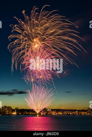 Canada's 150th. anniversario è stato celebrato da uno spettacolare gioco di fuochi pirotecnici oltre Kempenfelt Bay in Barrie, Ontario, Canada il 1 luglio 2017. Foto Stock