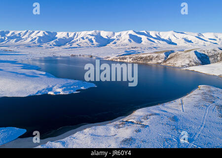 Falls Dam e Gamma Hawkdun in inverno, Maniototo di Central Otago, South Island, in Nuova Zelanda - antenna fuco Foto Stock