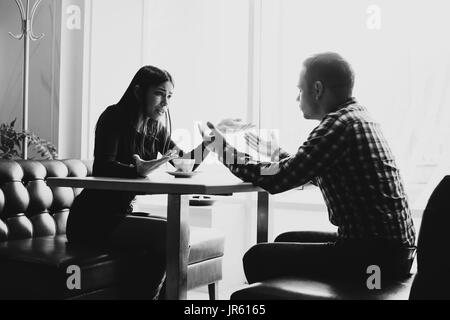 L uomo e la donna nelle discussioni del ristorante Foto Stock