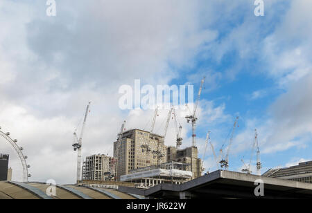 Gru a torre dello skyline al parzialmente costruita nuova Southbank Torre blocco appartamento sito in costruzione, South Bank, Southwark, Londra SE1 Foto Stock