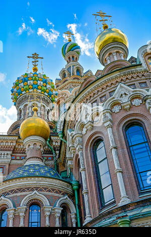 Vista bassa del Salvatore sul Sangue versato cattedrale con le sue cupole dorate e caratteristica architettura a San Pietroburgo, Russia Foto Stock