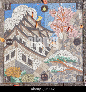 Tessere mosaico forme fino il Castello Nagoya su un chiusino presso il Castello Nagoya in Giappone Foto Stock