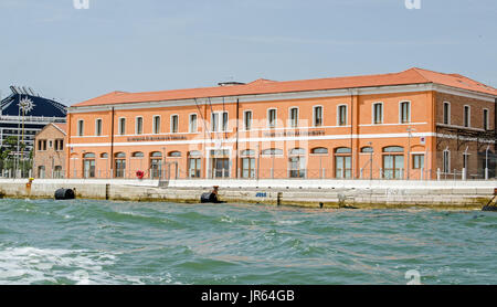 Venezia, Italia - 10 giugno. 2017: Sede dell'Autorità Portuale di Venezia che si affaccia sul Canale della Giudecca in un pomeriggio soleggiato con imbuto di un larg Foto Stock