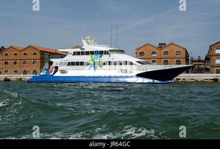 Venezia, Italia - 10 giugno 2017: vista del catamarano traghetto Principe di Venezia ormeggiate lungo il Canale della Giudecca in Venezia, Italia in un pomeriggio soleggiato. P Foto Stock