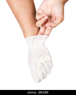 Mano a buttare via il bianco guanti monouso medicali, isolati su sfondo bianco, salva percorso di clipping. Controllo delle infezioni del concetto. Foto Stock