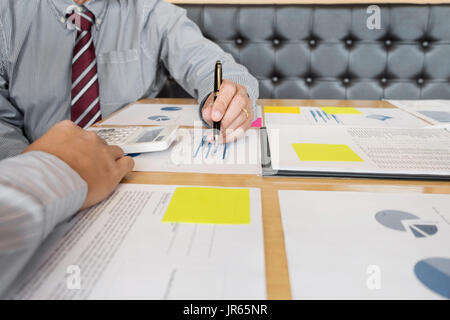 Amministratore business man ispettore finanziario e segretario dei report, il calcolo o il controllo di equilibrio. Internal Revenue Service checki inspector Foto Stock