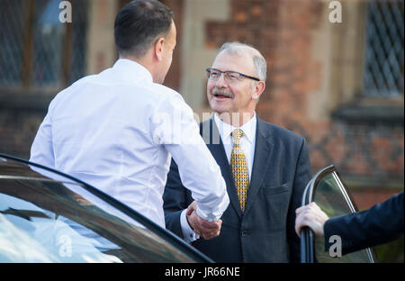 Taoiseach Leo Varadkar (sinistra) è accolto da Queen's University Presidente e Vicecancelliere James McElnay come egli arriva al University di Belfast a fare un discorso sulla sua prima visita in Irlanda del Nord. Foto Stock