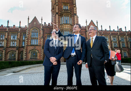 Taoiseach Leo Varadkar (centro) è salutato dal Professor David Jones (sinistra) e Queen's University Presidente e Vicecancelliere James McElnay come egli arriva al University di Belfast a fare un discorso sulla sua prima visita in Irlanda del Nord. Foto Stock