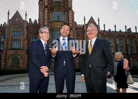 Taoiseach Leo Varadkar (centro) è salutato dal Professor David Jones (sinistra) e Queen's University Presidente e Vicecancelliere James McElnay come egli arriva al University di Belfast a fare un discorso sulla sua prima visita in Irlanda del Nord. Foto Stock