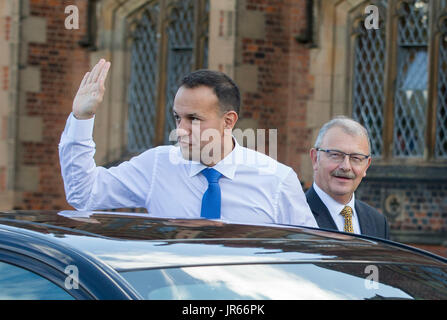 Taoiseach Leo Varadkar (sinistra) è accolto da Queen's University Presidente e Vicecancelliere James McElnay come egli arriva al University di Belfast a fare un discorso sulla sua prima visita in Irlanda del Nord. Foto Stock