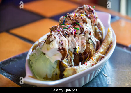 Gelato banana split di Spitz Grill, Whistler, Canada Foto Stock