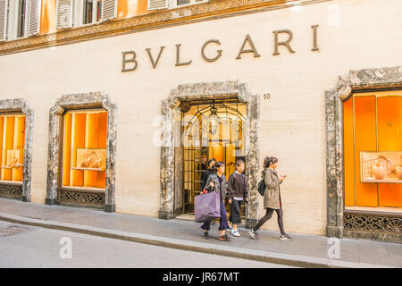 Scena di strada nella parte anteriore del negozio bulgari, Foto Stock