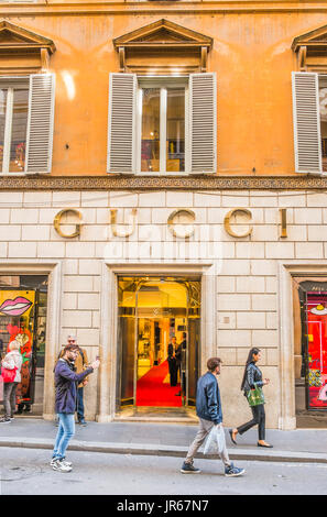 Scena di strada nella parte anteriore del negozio di Gucci Foto Stock