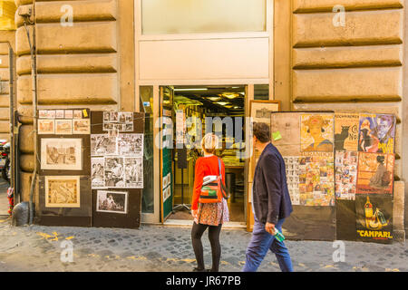 Scena di strada nella parte anteriore del negozio di vendita di roma relative stampe e poster del filmato Foto Stock