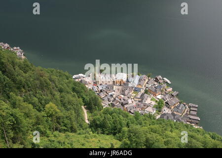 Panorama alpino dell'UNESCO regione Patrimonio Mondiale di Hallstatt Dachstein Salzkammergut dal " Patrimonio Mondiale Skywalk " piattaforma di visualizzazione. Foto Stock