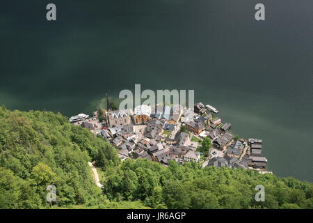 Panorama alpino dell'UNESCO regione Patrimonio Mondiale di Hallstatt Dachstein Salzkammergut dal " Patrimonio Mondiale Skywalk " piattaforma di visualizzazione. Foto Stock