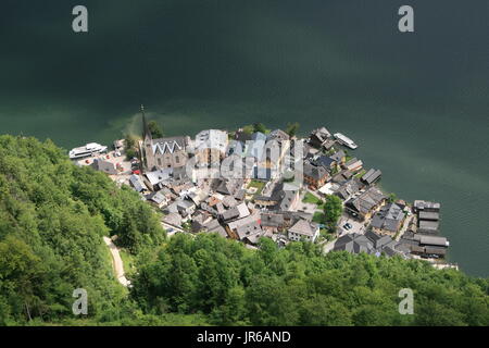 Panorama alpino dell'UNESCO regione Patrimonio Mondiale di Hallstatt Dachstein Salzkammergut dal " Patrimonio Mondiale Skywalk " piattaforma di visualizzazione. Foto Stock