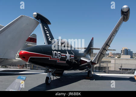 Un Grumman F9F Panther sul ponte di volo della USS Midway, San Diego, California. Foto Stock