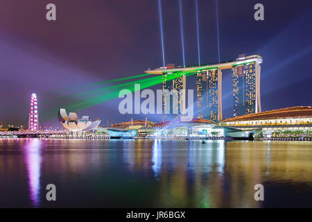 Laser show da Marina Bay Sands lungo Marina Esplanade, Singapore Foto Stock