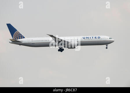 United Airlines Boeing 767 l'atterraggio all'Aeroporto di Barcellona Foto Stock
