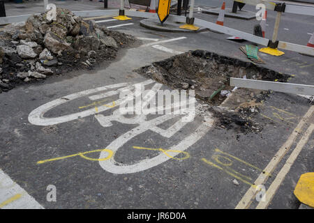 Dettaglio di un simbolo bici parzialmente cancellato dai lavori in corso su Tottencourt Court Road, il 3 agosto 2017, a Londra, in Inghilterra. Foto Stock