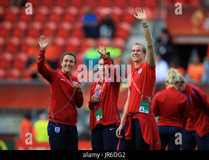 L'Inghilterra del Lucy bronzo, Jodie Taylor e Karen Bardsley onda per i fans prima del femminile UEFA EURO 2017 corrispondono al De Grolsch Veste di Enschede. Foto Stock