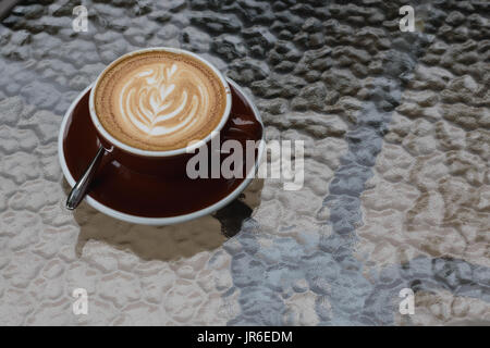 Caffè caldo latte con belle latte art Foto Stock