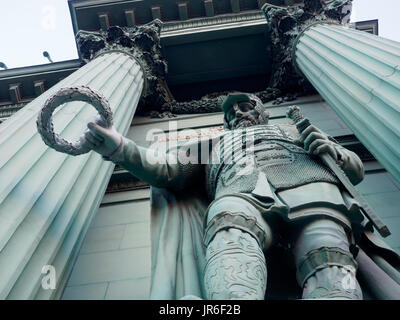 Saint Petersburg, Russia - 20 luglio 2017. Antico Guerriero con una corona di alloro. Dettaglio della trionfale Narva Cancello di San Pietroburgo Foto Stock