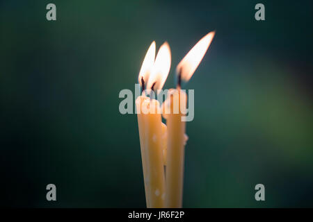 Close-up di tre candele accese Foto Stock