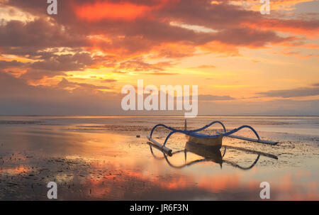 Jukung sulla spiaggia al tramonto, Sanur Beach, Denpasar, Bali, Indonesia Foto Stock