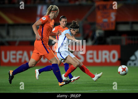 L'Inghilterra del Jodie Taylor (centro) tenta un tiro in porta durante il femminile UEFA EURO 2017 corrispondono al De Grolsch Veste di Enschede. Foto Stock