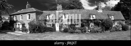 Tipico villaggio inglese fila di cottages. Foto Stock