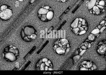 Arrugginimento acciaio carreggiata tempory prevista su di una spiaggia di ciottoli. Foto Stock