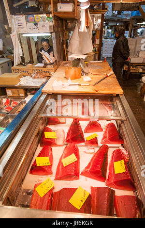 La preparazione di tonno fresco in vendita a Tokyo il famoso mercato del pesce Tsukiji, Giappone. Alcune delle più alte qualità di tonno sashimi e sushi è venduto qui. Foto Stock