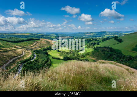 Guardando attraverso Carmarthenshire, da Sugar Loaf, vicino Cynghordy, Carmarthenshire, Wales, Regno Unito Foto Stock
