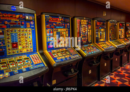 Riga di coloratissimi slot machines / macchine di frutta Foto Stock