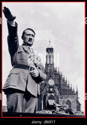 Führer Adolf Hitler in uniforme militare nazista dà Heil Hitler salutate dalla sua vettura mentre in un partito nazista nel Rally 1930 Adolf Hitler saluta la folla dalla sua vettura aperta a Reichsparteitag parade Nürnberg Germania Foto Stock