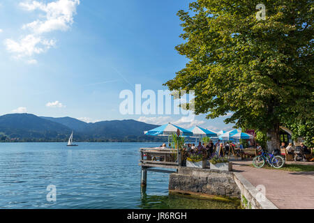 Il Tegernsee. Cafe sul fronte lago di Tegernsee, Lago Tegernsee, Baviera, Germania Foto Stock