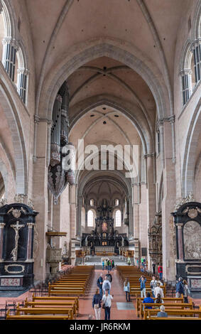 Interno della Cattedrale di Treviri (alta Cattedrale di San Pietro), riferito, la più antica cattedrale del paese, Trier, Renania-Palatinato, Germania Foto Stock