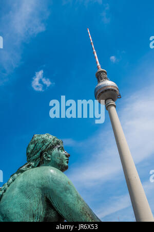 Fontana di Nettuno e la Torre della TV ad Alexanderplatz di Berlino, Germania Foto Stock