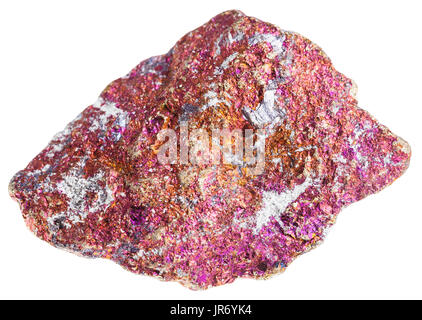 Le riprese in modalità macro di esemplari di minerali naturali - roccia rossa pietra calcopirite (pirite di rame) isolato su sfondo bianco dal Messico Foto Stock