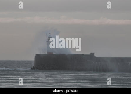 Newhaven, East Sussex, Regno Unito. 3rd agosto 2017. Vento assorante su 40mph frusta le onde sulla costa meridionale. Foto Stock