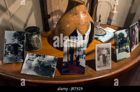 Alton, Illinois, Stati Uniti d'America. 03 Ago, 2017. Dettaglio di una mostra su Robert Wardlow, le più alte del mondo man a 8'11'', all'Alton Museo di storia e arte. Nato nel 1918 a Alton, Wardlow era un gigante della ghiandola pituitaria che, all'età di nove, era già sei piedi due. Ha brevemente uniti del Ringling Bros Circus, e lui è stato un ambasciatore di benevolenza per l'Internazionale della Calzatura quale società fornito di lui con la sua dimensione 37 scarpe, ma la sua altezza ha causato numerosi problemi medici e morì nel 1940 da una infezione causata da un blister sul suo piede. Credito: Brian Cahn/ZUMA filo/Alamy Live News Foto Stock